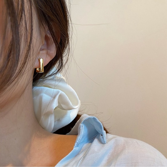 Dainty 18k Gold Filled Square Hoop Earrings - Picture 5 of 6